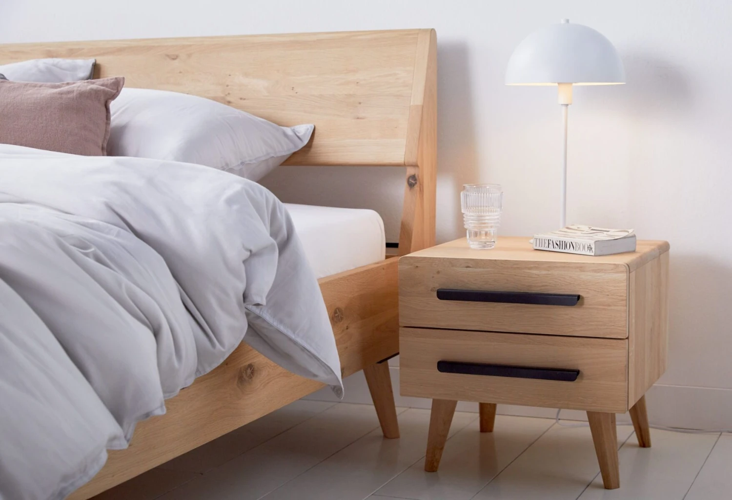 Nachtkast Balance Curve Met Zwart-metalen Handvat 3 Nachtkast Balance Curve Met Zwart-metalen Handvat