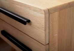 Nachtkast Balance Curve Met Zwart-metalen Handvat 15 Nachtkast Balance Curve Met Zwart-metalen Handvat -Comfort Beddengoed Winkel balance tender sfeer nk 026 2