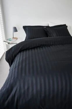 Dixxius IV Shine Dekbedovertrek 17 Dixxius IV Shine Dekbedovertrek -Comfort Beddengoed Winkel bh shine black sfeer 1