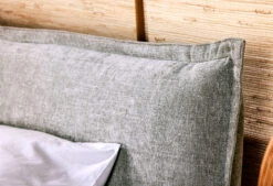 Boxspring Capella Cuscino - Snel Leverbaar -Comfort Beddengoed Winkel capella cuscino sfeer detail hoofdbord 02 1