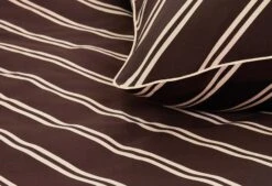 VTwonen Vt Wonen Diagonal Dekbedovertrek Dark Red 12 VTwonen Vt Wonen Diagonal Dekbedovertrek Dark Red -Comfort Beddengoed Winkel diagonal dark red 40 detail