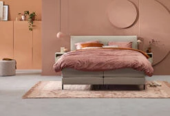 Boxspring Home 105 - Snel Leverbaar -Comfort Beddengoed Winkel home105 sfeer rechtvoor los opgedekt 02 poefrechts 1