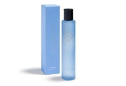 Pillow Spray 100ml Moments Calm Lavender -Comfort Beddengoed Winkel pillow spray calming lavender verpakking product 2000x1366 web