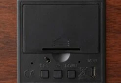 Houten Wekker 16 Houten Wekker -Comfort Beddengoed Winkel wooden clock bediening 1